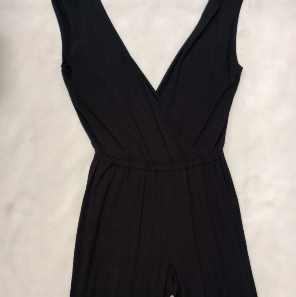 Lovers + Friends Black Deep V-neck Jumpsuit, size Small - Picture 2 of 8